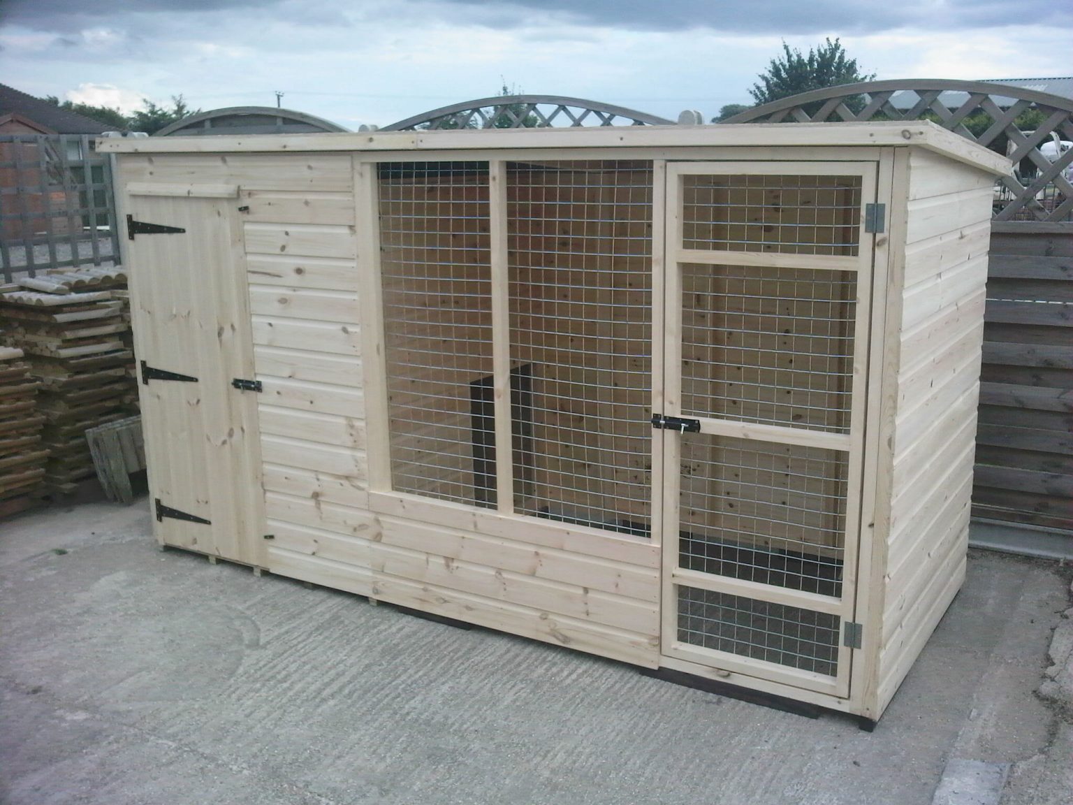 Hutch’n’Such – Wooden Dog Kennels and Runs – Dog Services